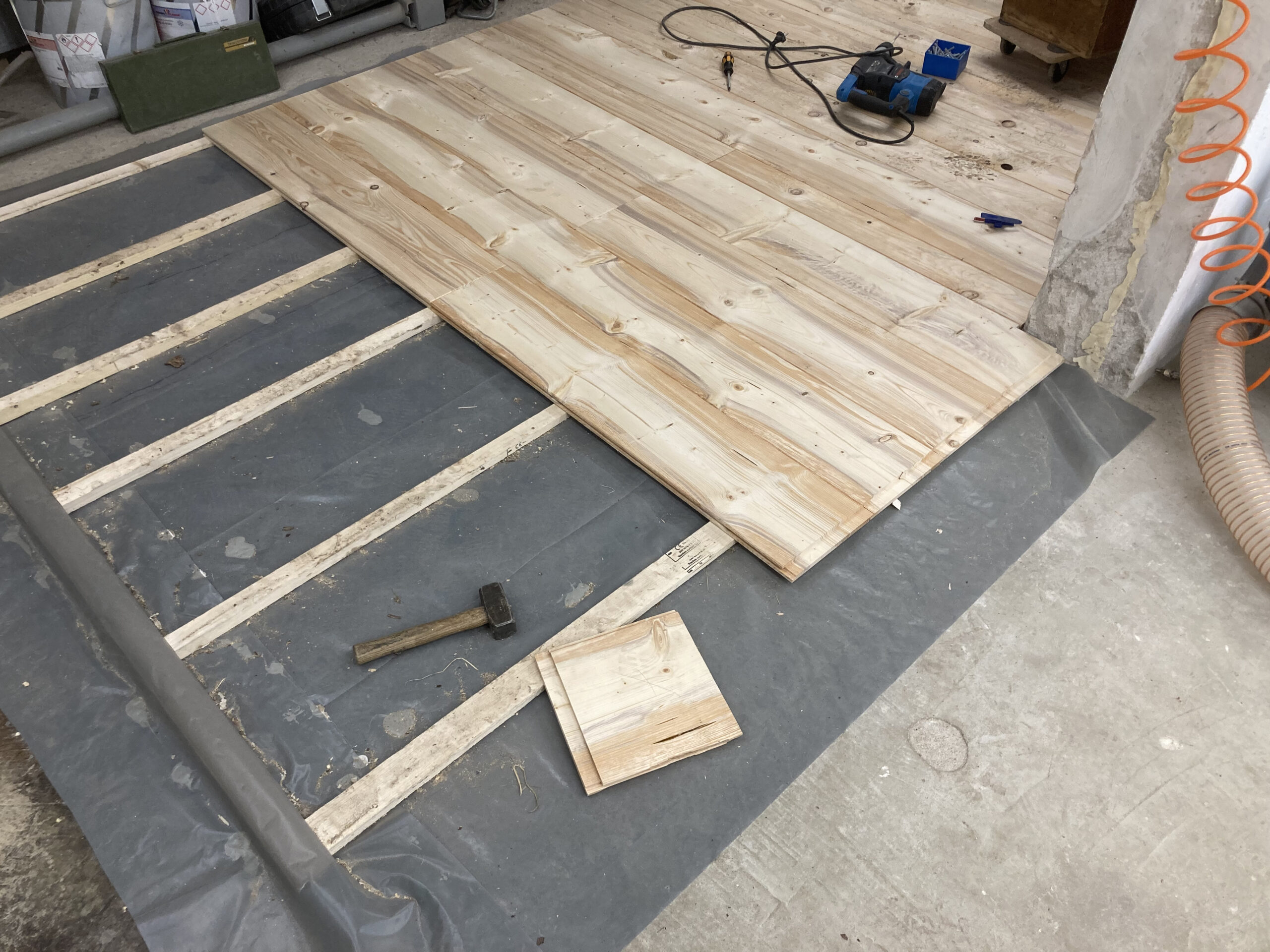 Rückenschonendes Arbeiten findet im Stehen auf Holzfussboden statt.